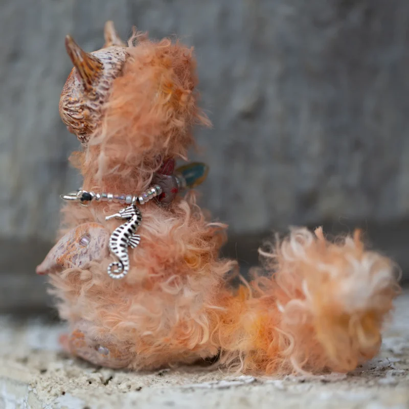 Здесь виден шикарный кучерявый хвост этой куклы. Этот кот рыжий, но в полоску рыжего и белого цвета разной тональности.